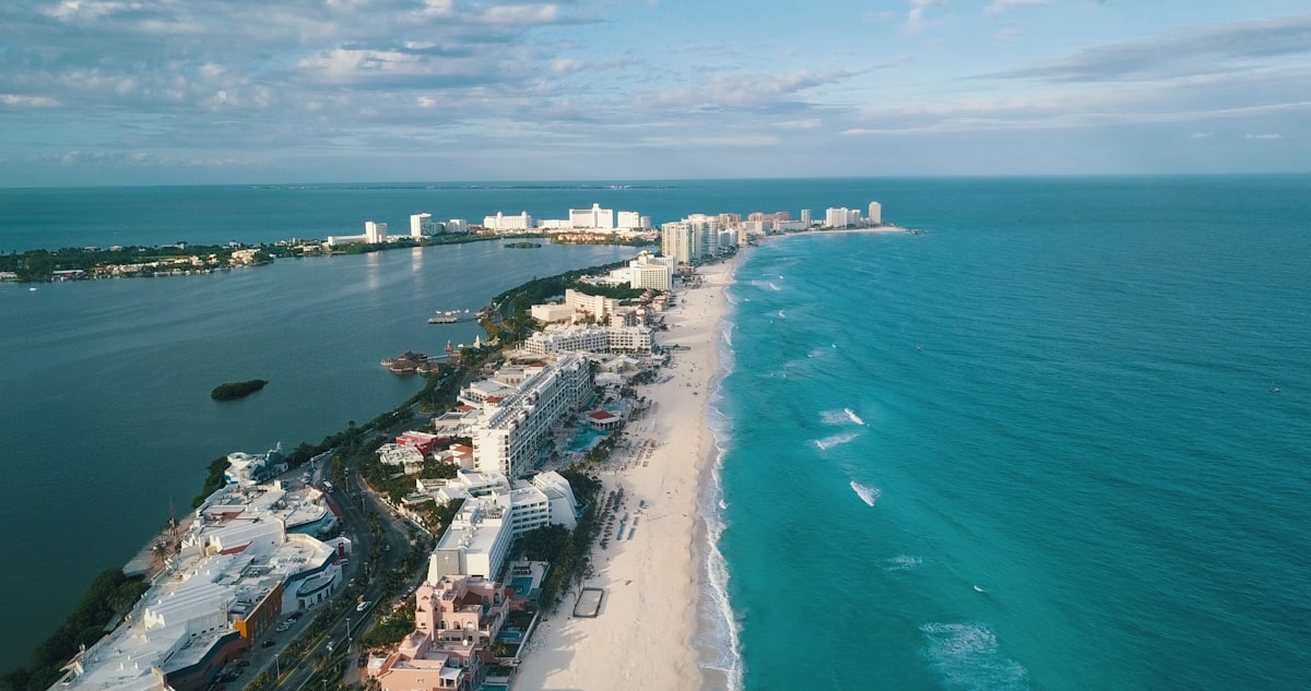 Playa de Cancún con aguas turquesas